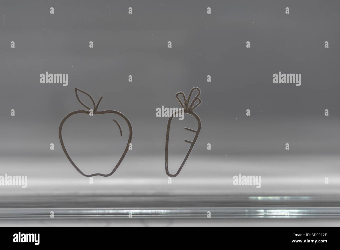 Öffnen Sie den leeren Kühlschrank mit blauer LED-Leuchte und Glasböden. Sauberes und modernes Haushaltsgeräteinnere, bereit für die Aufbewahrung von Lebensmitteln in einem modernen Stockfoto