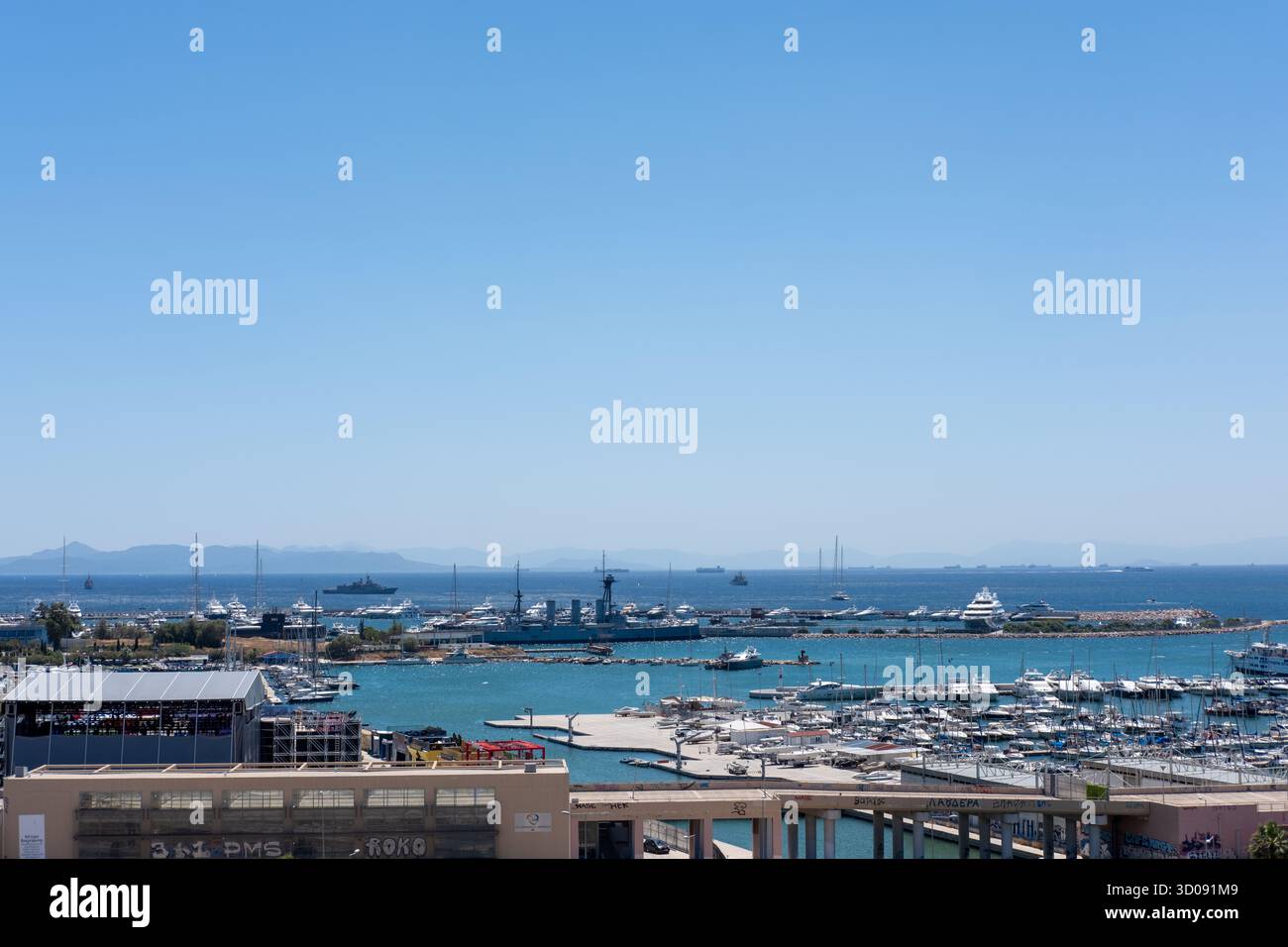 Blick auf Faliron Bay und Flisvos Marina vom Stavros Niarchos Park, Athen, Griechenland Stockfoto