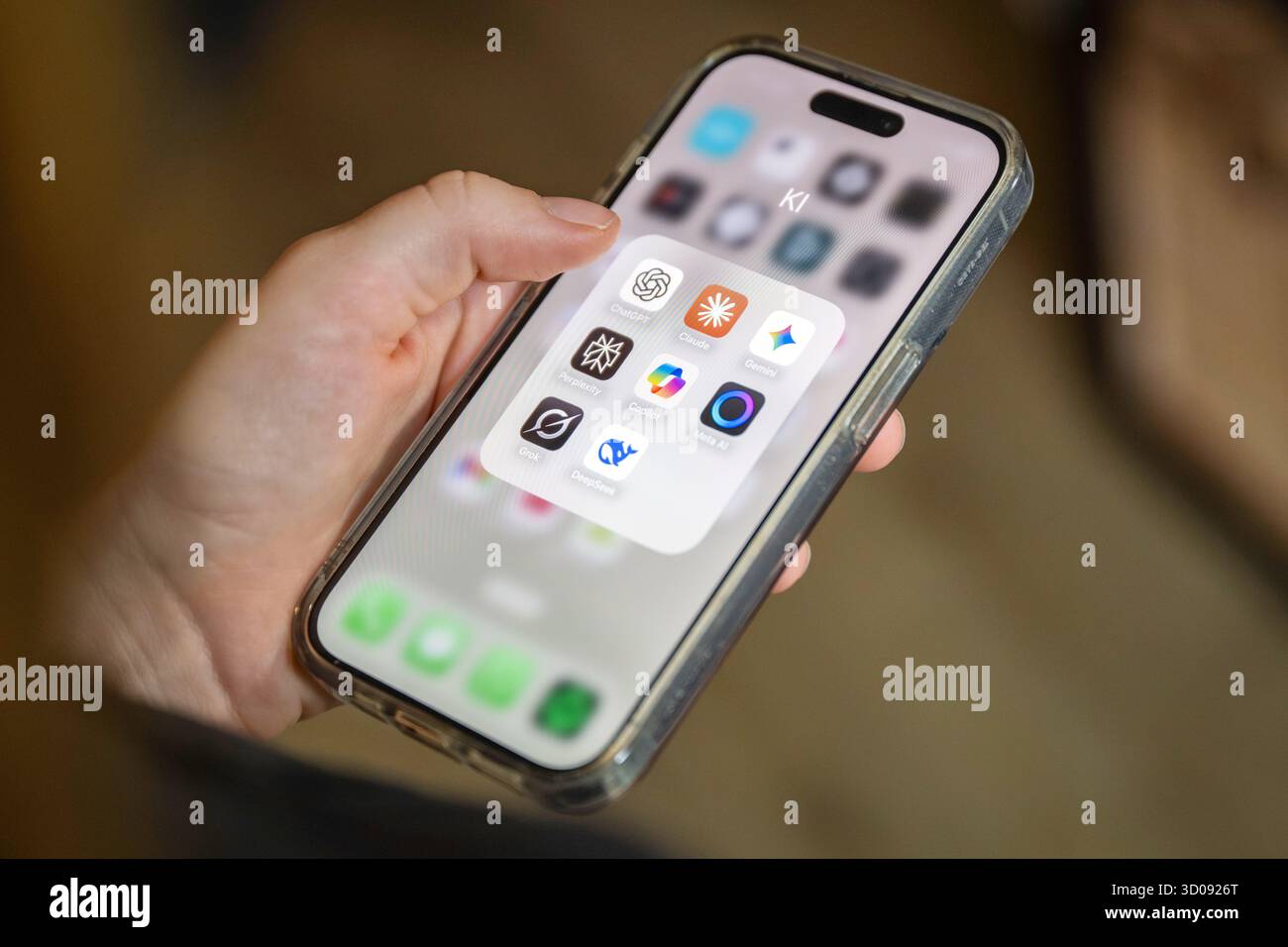 Schwerin, Deutschland. Oktober 2025. Mehrere KI-Anwendungen können auf einem Smartphone-Bildschirm angezeigt werden, darunter ChatGPT, Claude, Gemini, Perplexity, Microsoft Copilot, Meta AI, Grok und DeepSeek. Die Apps sind in einem Ordner mit der Bezeichnung „AI“ gruppiert. Künstliche Intelligenz-Anwendungen verschiedener Anbieter prägen den digitalen Alltag zunehmend – von Text- und Bildgeneratoren bis hin zu Forschungs- und Assistenzfunktionen. Quelle: Philip Dulian/dpa/Alamy Live News Stockfoto