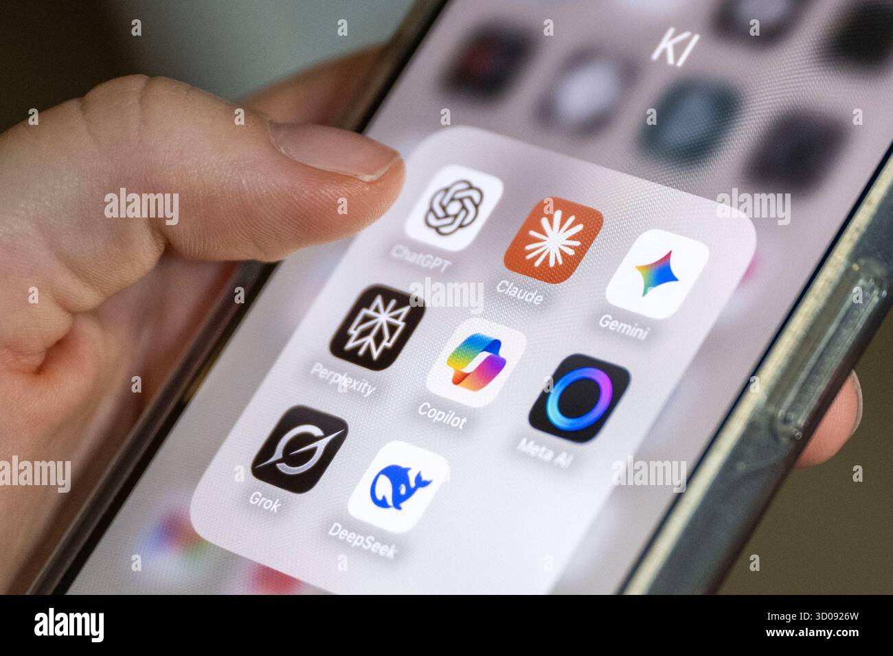 Schwerin, Deutschland. Oktober 2025. Mehrere KI-Anwendungen können auf einem Smartphone-Bildschirm angezeigt werden, darunter ChatGPT, Claude, Gemini, Perplexity, Microsoft Copilot, Meta AI, Grok und DeepSeek. Die Apps sind in einem Ordner mit der Bezeichnung „AI“ gruppiert. Künstliche Intelligenz-Anwendungen verschiedener Anbieter prägen den digitalen Alltag zunehmend – von Text- und Bildgeneratoren bis hin zu Forschungs- und Assistenzfunktionen. Quelle: Philip Dulian/dpa/Alamy Live News Stockfoto