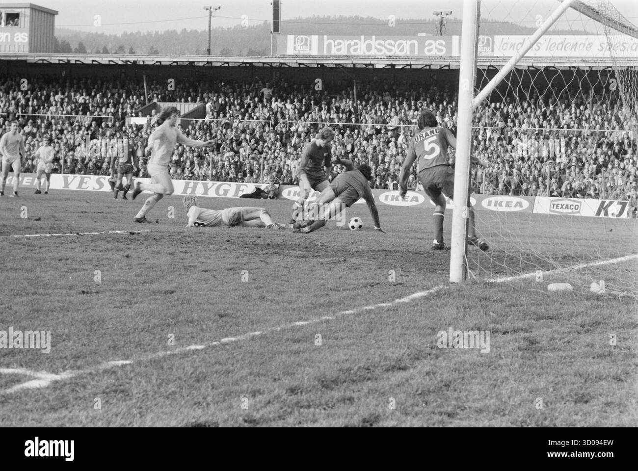 Oslo 19751026.Fußball, Pokalfinale Bodoe/Glimt - Vard 2:0, Ullevaal Stadion. Die Glimter-Spieler Terje Mörkved und Ove Andreassen (lügend) auf einem tiefen Besuch der Vard-Verteidigung, was diese Zeit verhinderte. Foto; NTB dieser Text wird automatisch übersetzt Stockfoto
