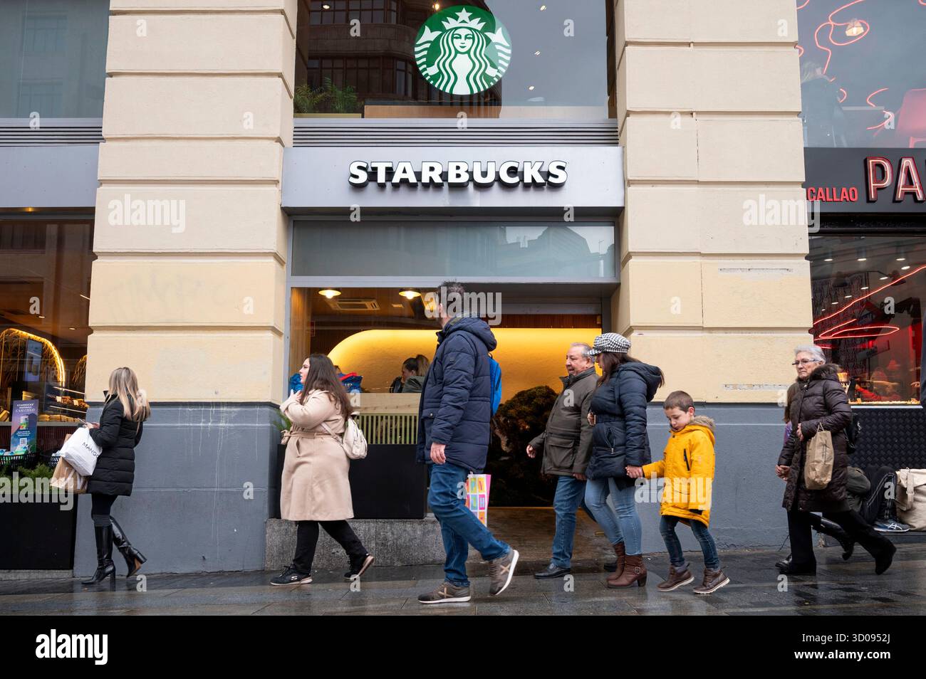 Madrid, Spanien. Oktober 2025. Die Leute laufen vorbei an der amerikanischen multinationalen Kette Starbucks Coffee, einem Laden in Spanien. Quelle: SOPA Images Limited/Alamy Live News Stockfoto