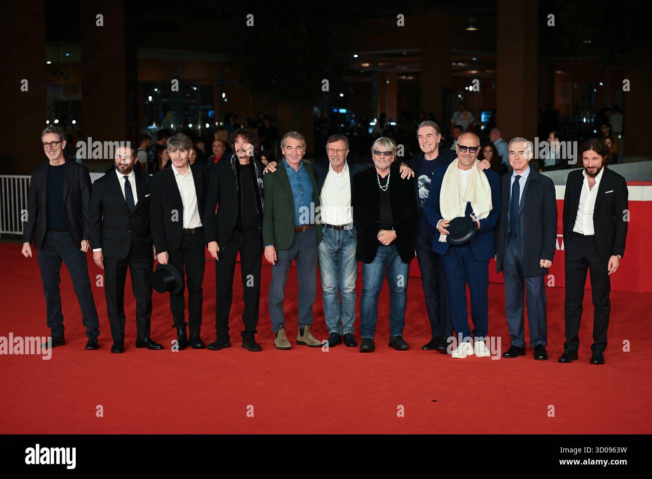 Rom, Italien. Oktober 2025. Gianfranco Romano, Gianvito Casadonte, Alessandro Gaetano, Giorgio Verdelli, Carlo Massarini, Nicola Giuliano, Sergio Cammariere, Tony Esposito, Danilo Rea und Giampaolo Letta besuchen den roten Teppich RINO GAETANO SEMPRE PIU BLU während des 20. Rom Film Festivals im Auditorium Parco Della Musica in Rom, Italien, am 21. Oktober 2025. (Foto: Domenico Cippitelli/NurPhoto) Credit: NurPhoto SRL/Alamy Live News Stockfoto