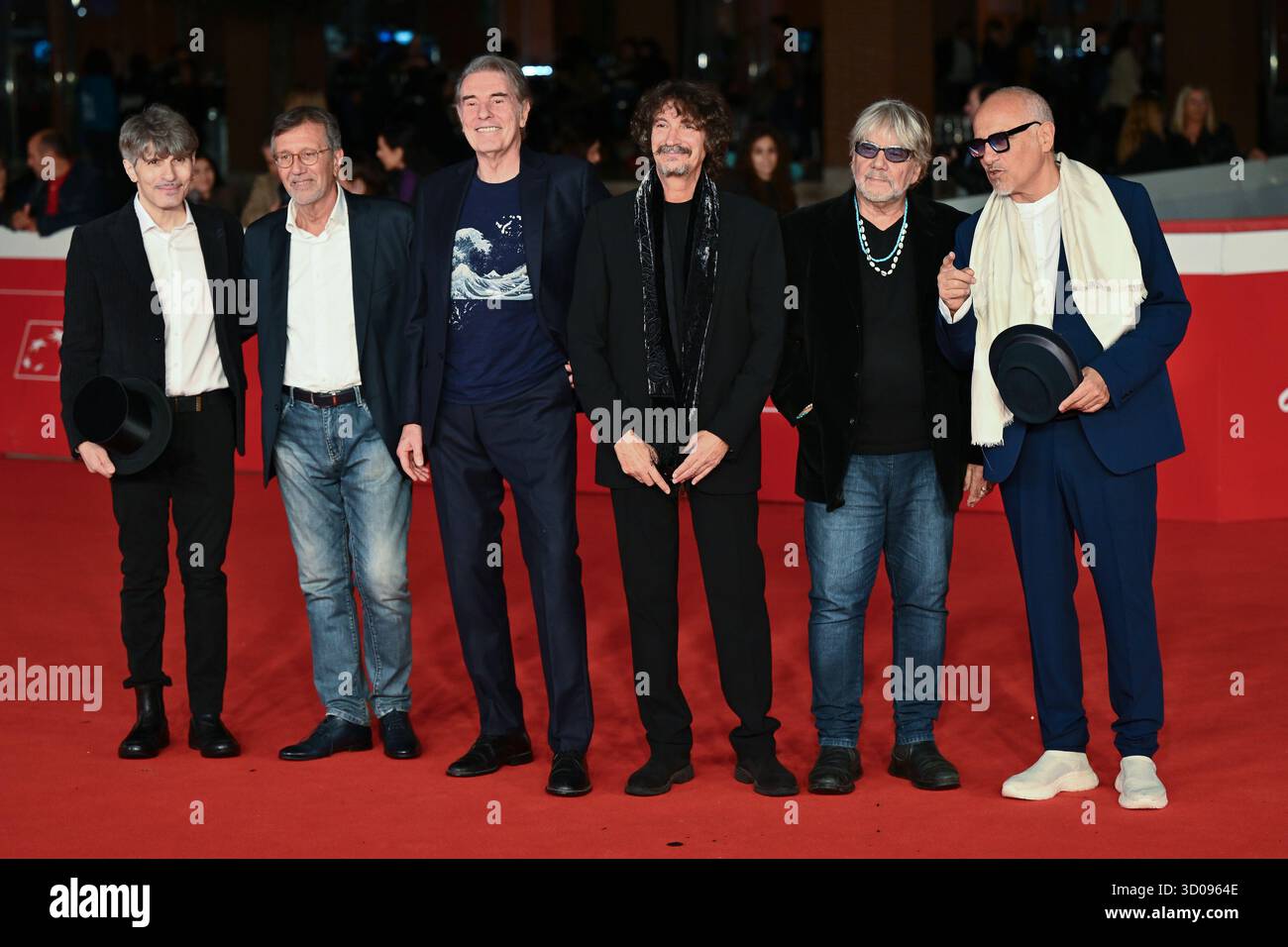 Rom, Italien. Oktober 2025. Alessandro Gaetano, Giorgio Verdelli, Carlo Massarini, Sergio Cammariere, Tony Esposito, und Danilo Rea besuchen den roten Teppich RINO GAETANO SEMPRE PIU BLU während des 20. Rom Film Festivals im Auditorium Parco Della Musica in Rom, Italien, am 21. Oktober 2025. (Foto: Domenico Cippitelli/NurPhoto) Credit: NurPhoto SRL/Alamy Live News Stockfoto