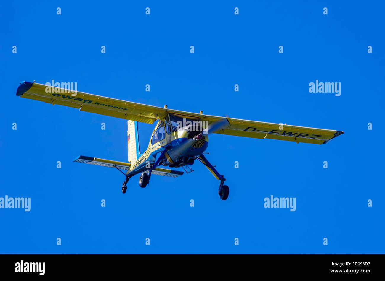 Ein Sportflugzeug PZL-104 Wilga-35A, registriert D-EWRZ, während einer Flugschau auf Rossfeld in Metzingen-Glems, Baden-Württemberg. Stockfoto