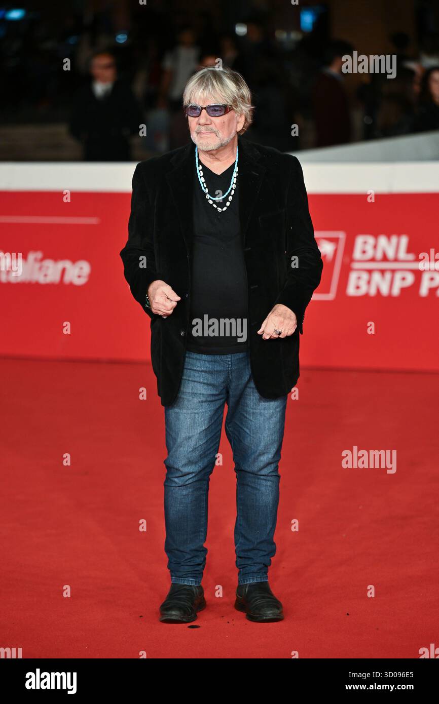 Rom, Italien. Oktober 2025. Tony Esposito besucht den roten Teppich RINO GAETANO SEMPRE PIU BLU während des 20. Rom Film Festivals im Auditorium Parco Della Musica in Rom, Italien, am 21. Oktober 2025. (Foto: Domenico Cippitelli/NurPhoto) Credit: NurPhoto SRL/Alamy Live News Stockfoto