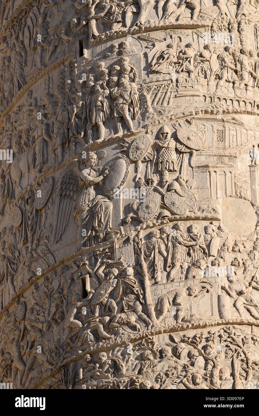 Rom. Italien. Trajans Säule (Colonna Traiana), 113 n. Chr. Detail der Szene, die den Sieg unter den Trophäen im Akt des Schreibens der Res-Geste (Mitte) darstellt Stockfoto
