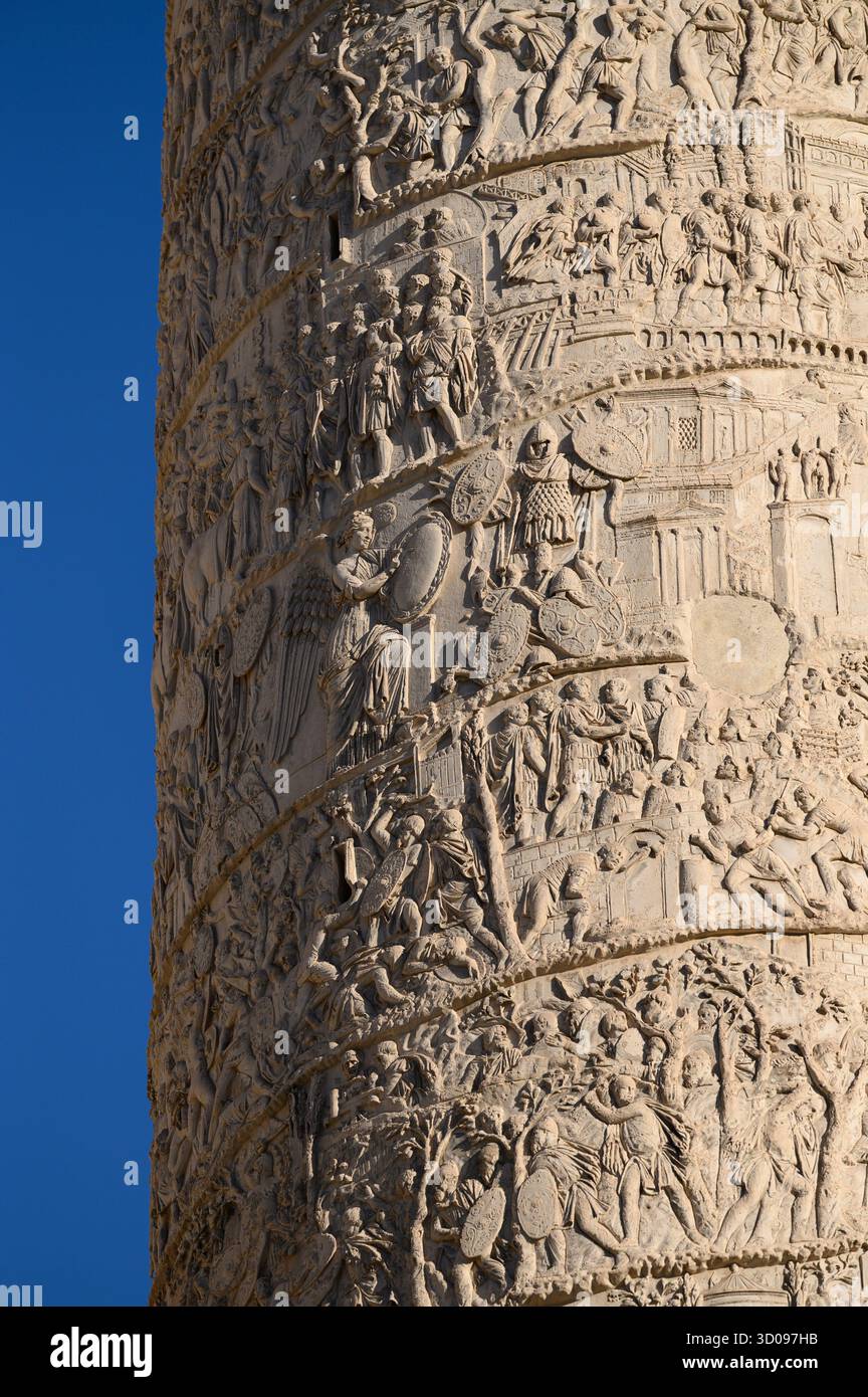 Rom. Italien. Trajans Säule (Colonna Traiana), 113 n. Chr. Detail der Szene, die den Sieg unter den Trophäen im Akt des Schreibens der Res-Geste (Mitte) darstellt Stockfoto
