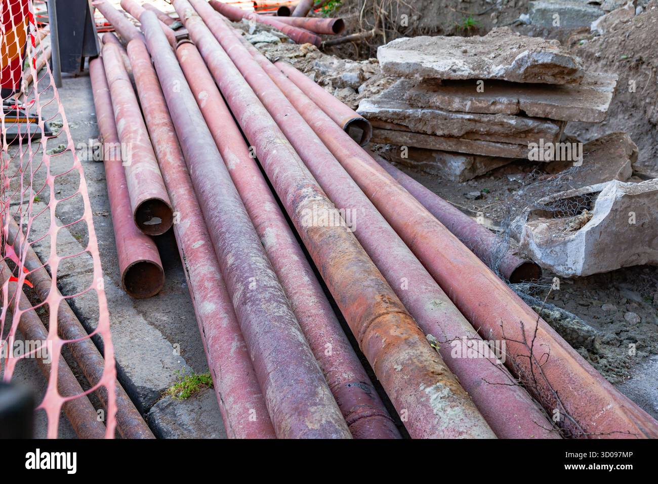 Reparatur des städtischen Wasserversorgungssystems. Entfernen alter Leitungen. Stockfoto