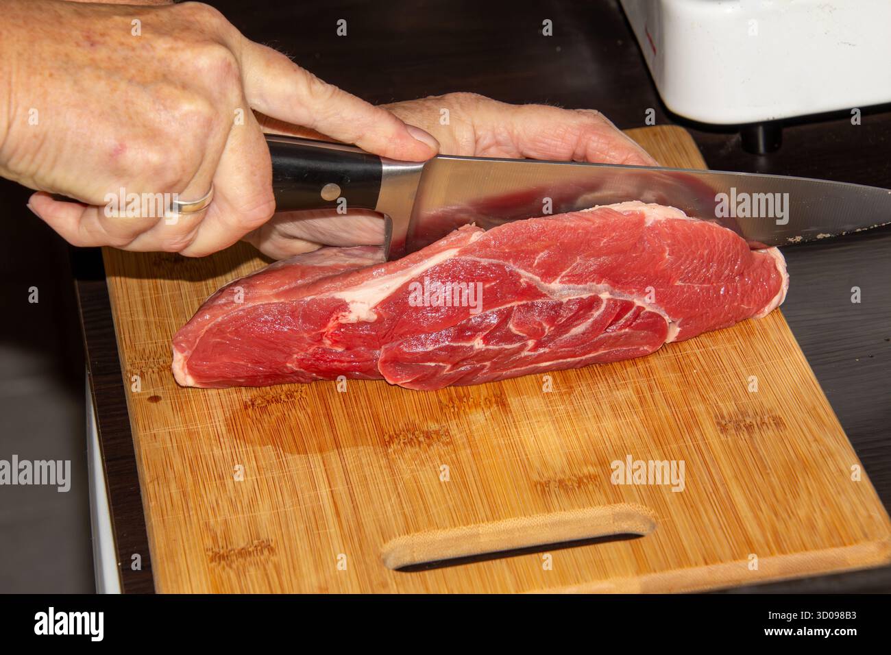 Stück rohes Rindfleisch, bereit zum Hacken, um in den Hachee zu gehen. Stockfoto