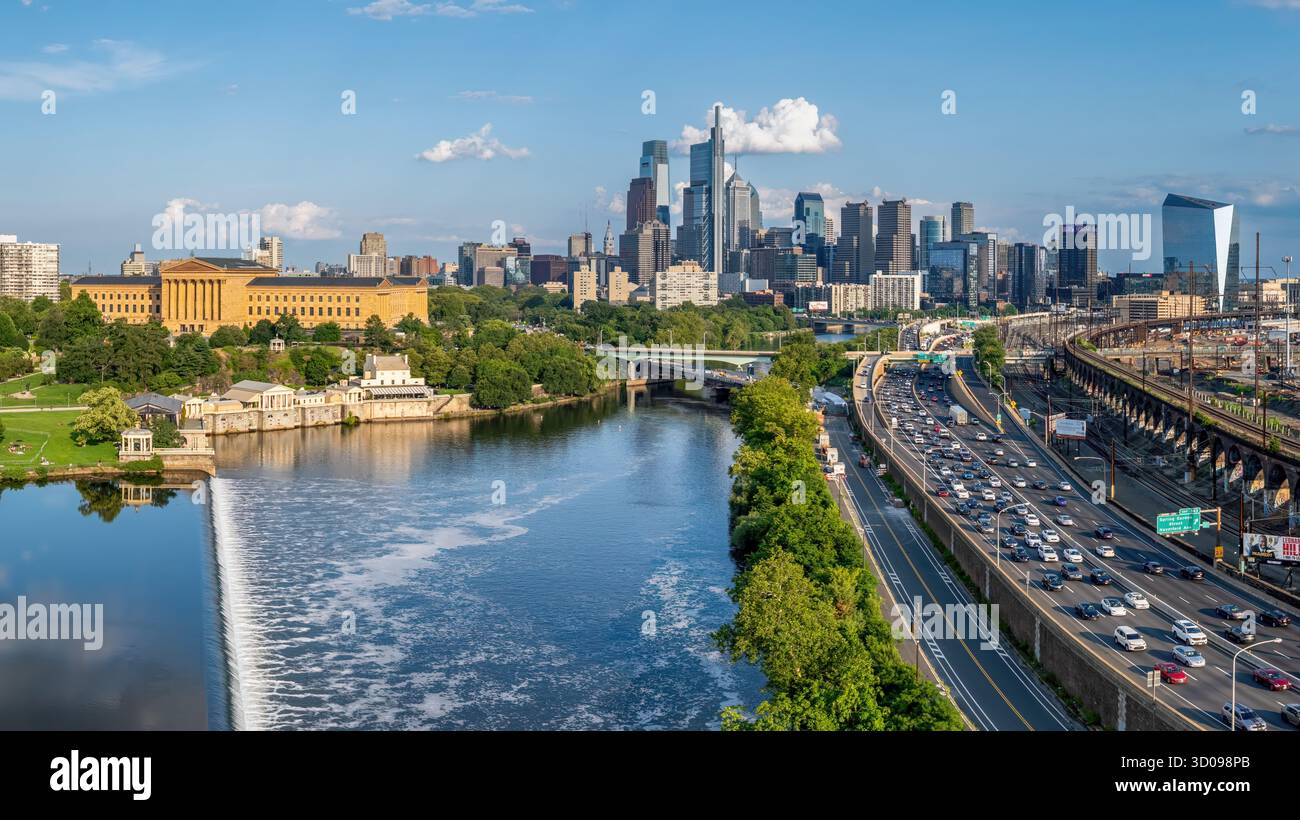 Die Skyline von Philadelphia ist mit ihren modernen Wolkenkratzern besonders präsent. Der malerische Schuylkill River verläuft entlang der Stadt und einem geschäftigen Highway Stockfoto