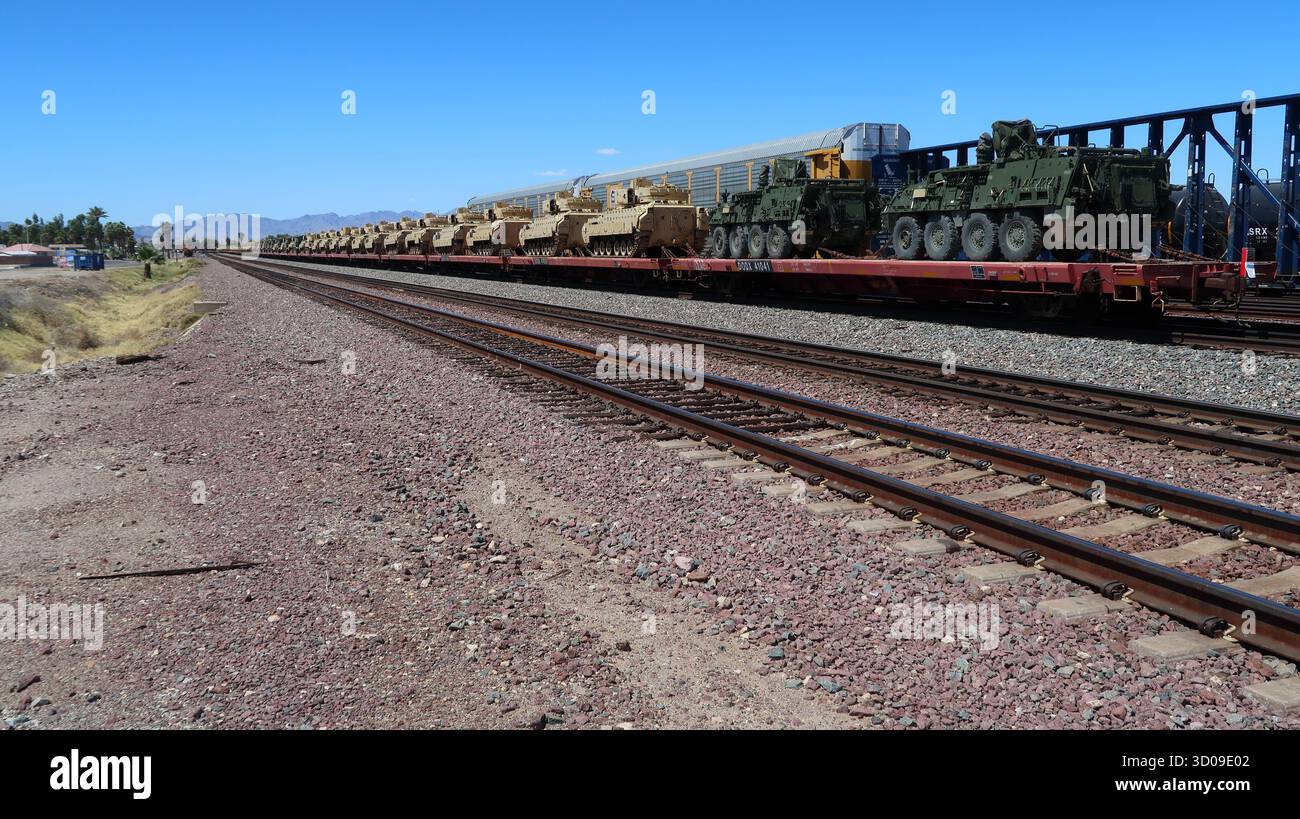 Long Military Train mit gepanzerten Fahrzeugen der US-Armee durch die Mojave-Wüste bei Needles, Kalifornien Stockfoto