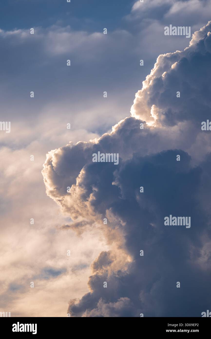 Dunkle und stimmungsvolle Wolken mit einem hellen Futter Stockfoto