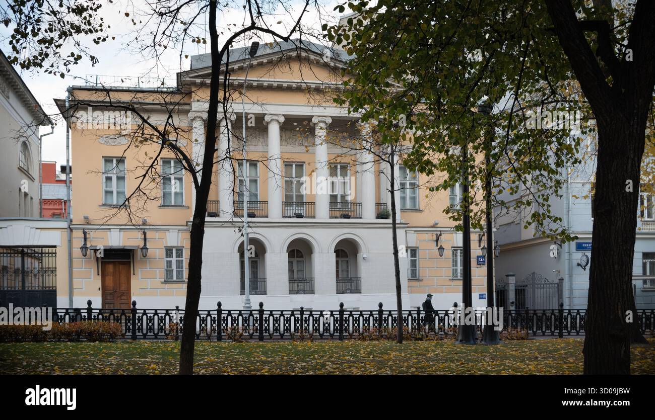 Stadtbild, Spaziergang entlang des Nikitsky Boulevard, Blick auf das staatliche Museum für Orientalische Kunst in Moskau Stockfoto
