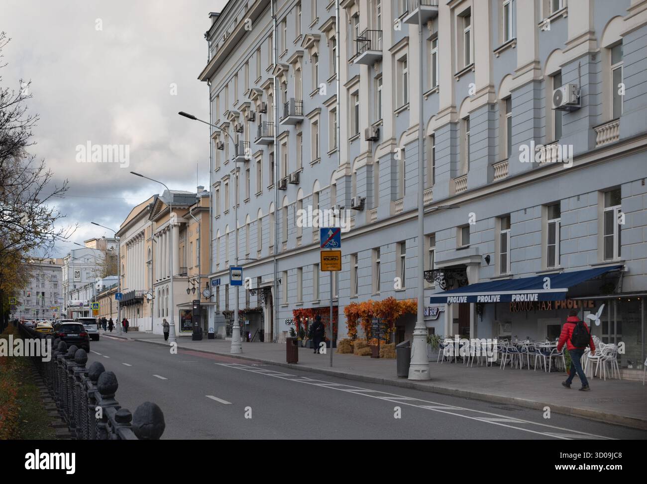 Stadtbild, Spaziergang entlang des Nikitsky Boulevard, Blick auf das staatliche Museum für Orientalische Kunst in Moskau Stockfoto