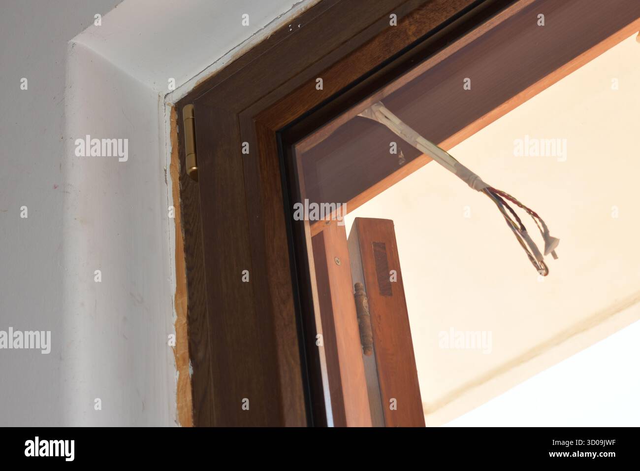 Alte Holzfenster und Balkontüren in einem alten Haus ersetzen. Reparatur in der Wohnung. Installation neuer Fenster und Balkontüren. Hausrenovierung. Stockfoto
