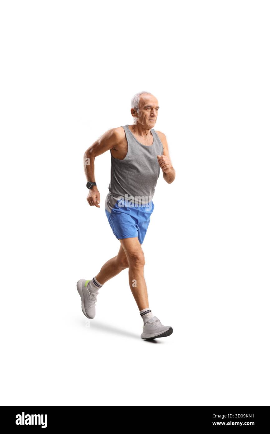 Aufnahme eines älteren Mannes, der isoliert auf weißem Hintergrund joggt Stockfoto