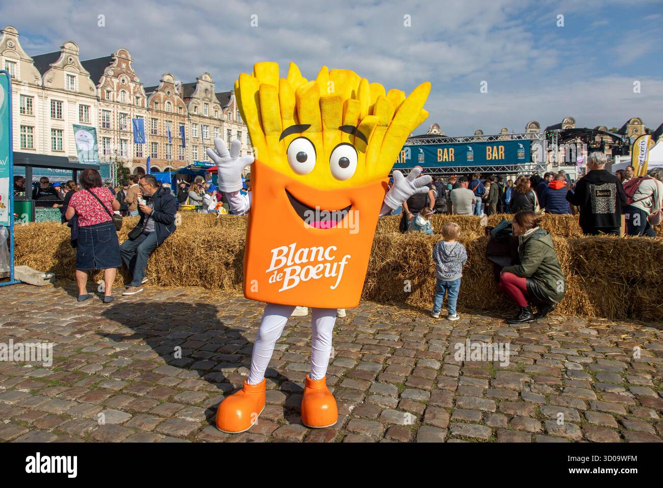 Frankreich, Pas de Calais, Arras, Grand'Place, Fritteweltmeisterschaft, Maskottchen mit weißem Rindfleisch Stockfoto