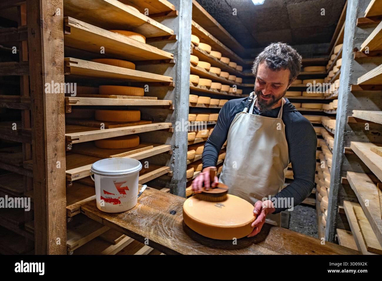 Schweiz, Wallis, Herens Valley, Evolene, Herstellung von Raclette-Käse auf der Alm von Chemeuil Stockfoto