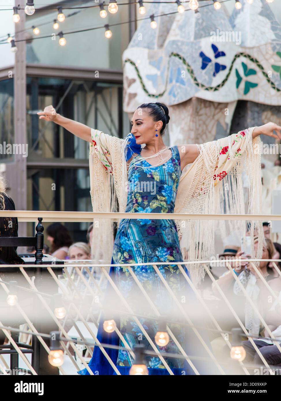 Barcelone, Spanien - 13. Juli 2025: Flamenco-Tänzer treten am Abend von Bacelone Spain auf dem Dach der Casa Mila auf Stockfoto
