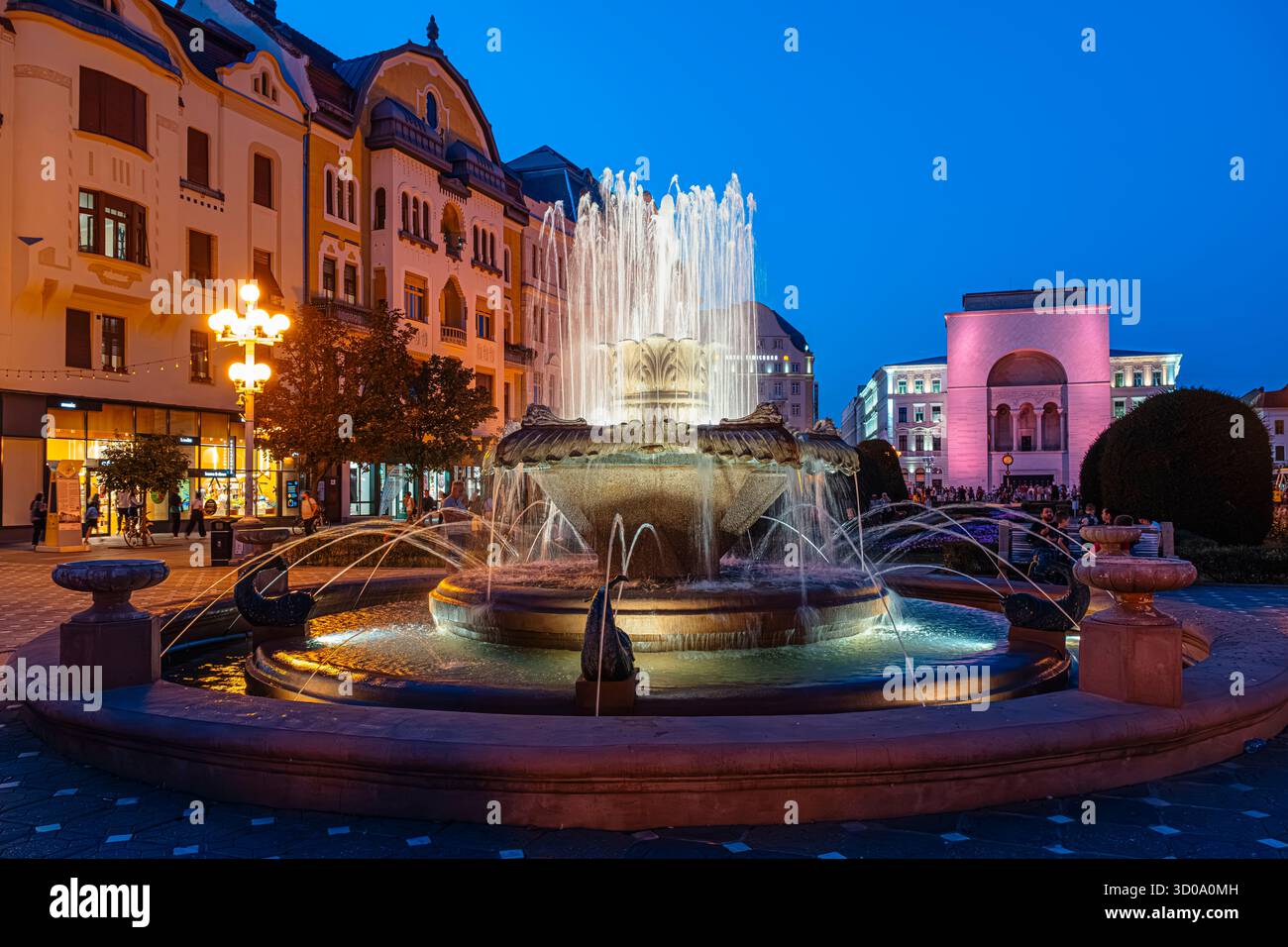 Rumänien, Region Banat, Timisoara, Siegesplatz (Pia?a Victoriei), der 1957 erbaute Fischbrunnen und die Nationaloper (1875) im Hintergrund Stockfoto Rumänien, Region Banat, Timisoara, Siegesplatz (Pia?a Victoriei), der 1957 erbaute Fischbrunnen und die Nationaloper (1875) im Hintergrund Stockfoto