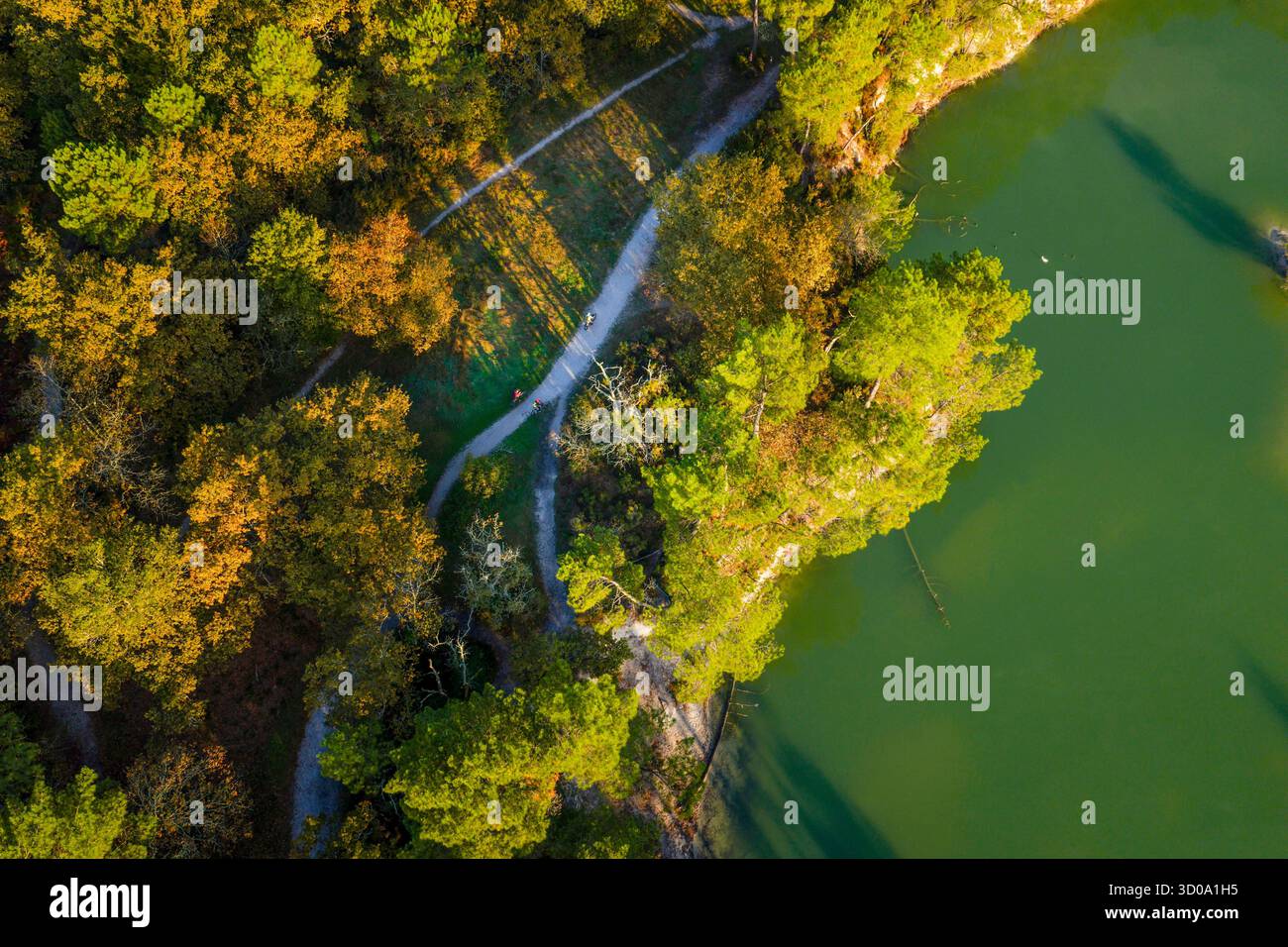 Frankreich, Gironde, Leognan, blauer See Stockfoto