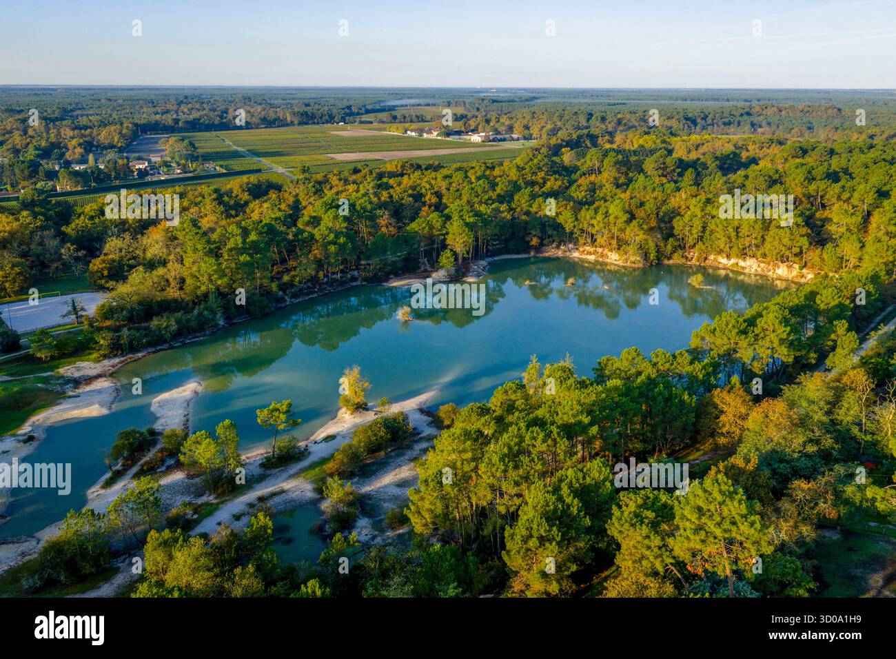 Frankreich, Gironde, Leognan, Blauer See (Luftaufnahme) Stockfoto