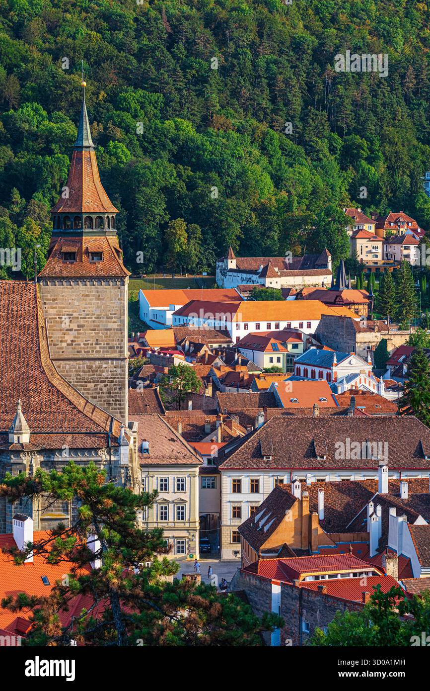 Rumänien, Siebenbürgen, Brasov, das historische Zentrum und die lutherische Schwarze Kirche (Biserica Neagr?) aus dem 14. Jahrhundert Im gotischen Stil Stockfoto Rumänien, Siebenbürgen, Brasov, das historische Zentrum und die lutherische Schwarze Kirche (Biserica Neagr?) aus dem 14. Jahrhundert Im gotischen Stil Stockfoto
