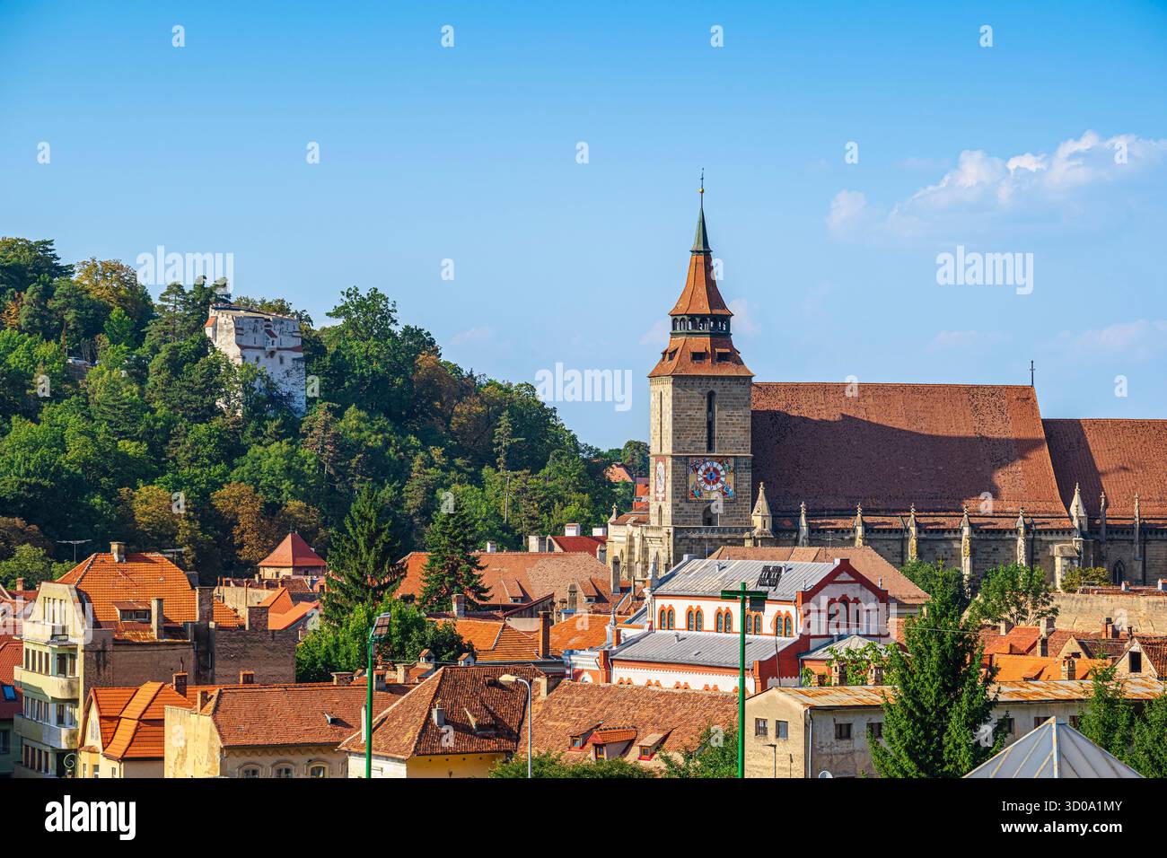 Rumänien, Siebenbürgen, Brasov, das historische Zentrum und die lutherische Schwarze Kirche (Biserica Neagr?) aus dem 14. Jahrhundert Im gotischen Stil, im Hintergrund der Weiße Turm (Turnul Alb) aus dem 15. Jahrhundert Stockfoto Rumänien, Siebenbürgen, Brasov, das historische Zentrum und die lutherische Schwarze Kirche (Biserica Neagr?) aus dem 14. Jahrhundert Im gotischen Stil, im Hintergrund der Weiße Turm (Turnul Alb) aus dem 15. Jahrhundert Stockfoto