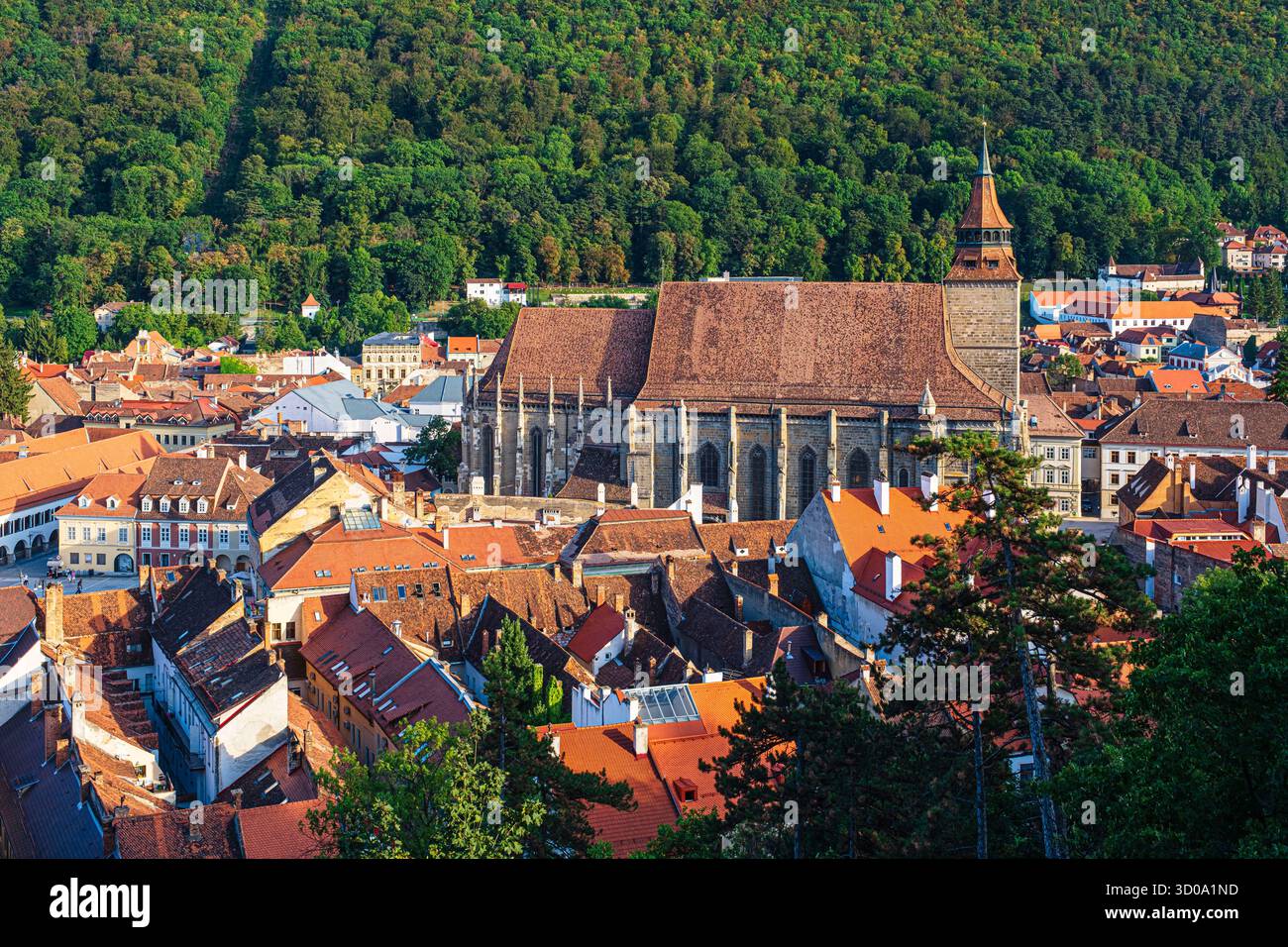 Rumänien, Siebenbürgen, Brasov, das historische Zentrum und die lutherische Schwarze Kirche (Biserica Neagr?) aus dem 14. Jahrhundert Im gotischen Stil Stockfoto Rumänien, Siebenbürgen, Brasov, das historische Zentrum und die lutherische Schwarze Kirche (Biserica Neagr?) aus dem 14. Jahrhundert Im gotischen Stil Stockfoto