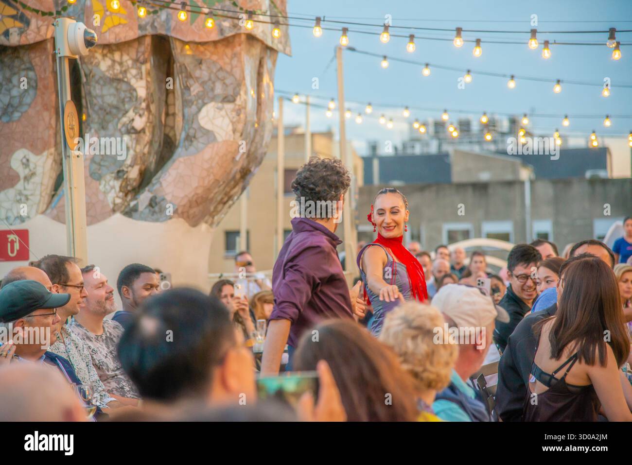 Barcelone, Spanien - 13. Juli 2025: Flamenco-Tänzer treten am Abend von Bacelone Spain auf dem Dach der Casa Mila auf Stockfoto