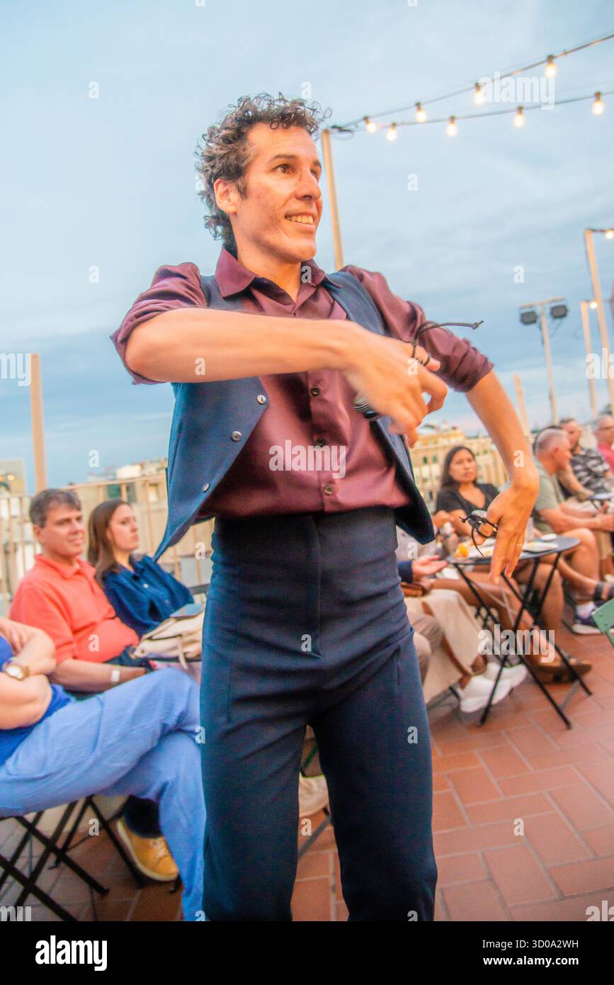 Barcelone, Spanien - 13. Juli 2025: Flamenco-Tänzer treten am Abend von Bacelone Spain auf dem Dach der Casa Mila auf Stockfoto