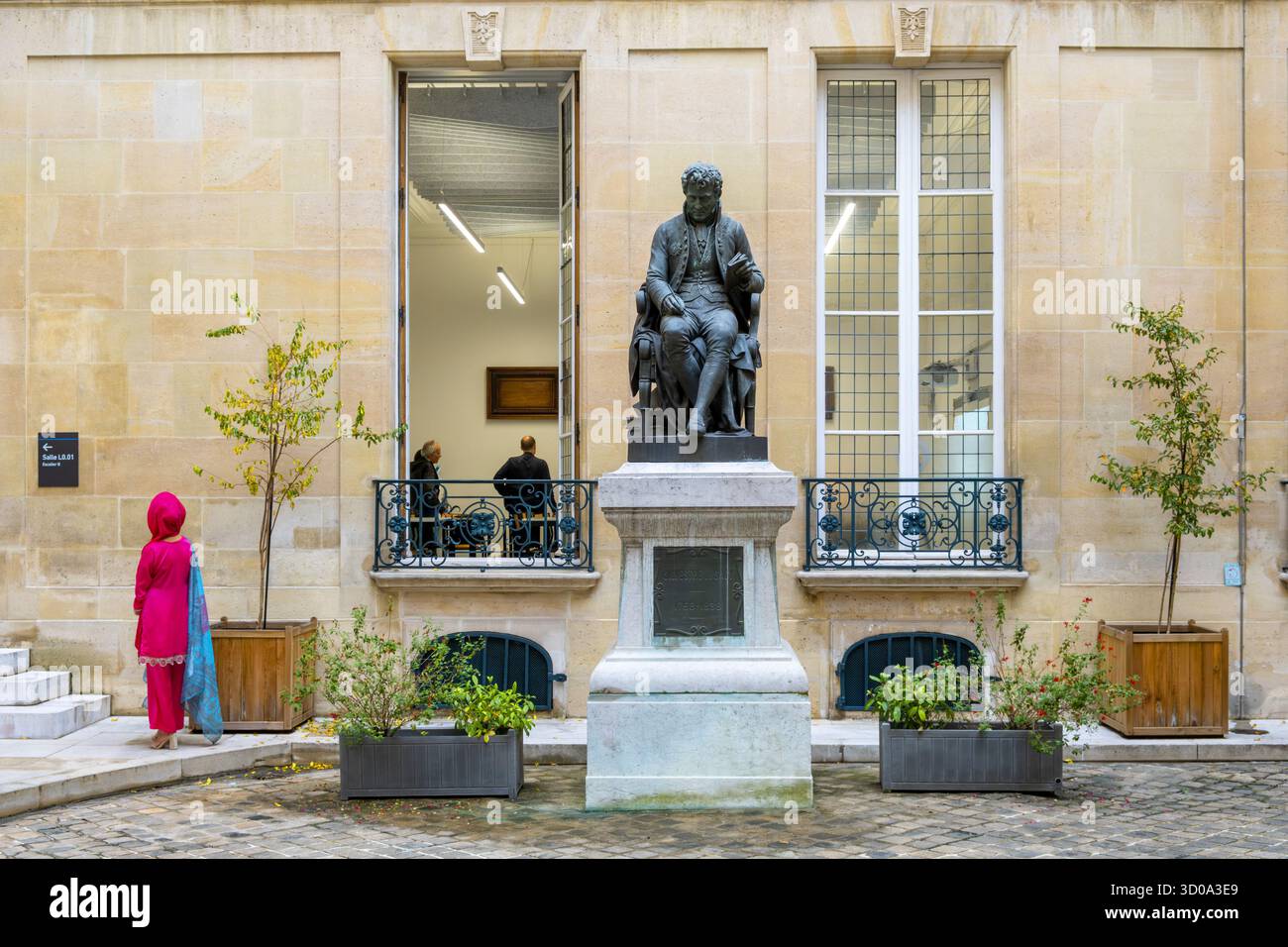 Frankreich, Paris, INALCO, der Innenhof des Maison de la Recherche beherbergt die Statue von Antoine Isaac, Baron Silvestre de Sacy (1758 1838) Stockfoto