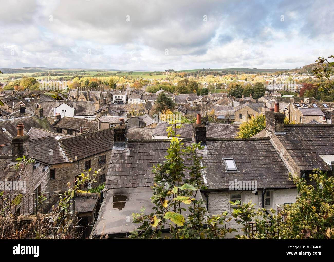 Castleberg Crag überragt die Siedlung und bietet einen herrlichen Blick auf die Stadt. Hier ist eine Dachlandschaft vom unteren Pfad, der zum Gipfel des Felsens führt Stockfoto