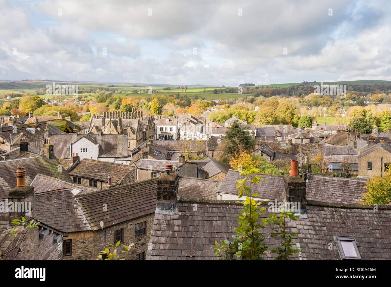 Castleberg Crag überragt die Siedlung und bietet einen herrlichen Blick auf die Stadt. Hier ist eine Dachlandschaft vom unteren Pfad, der zum Gipfel des Felsens führt Stockfoto