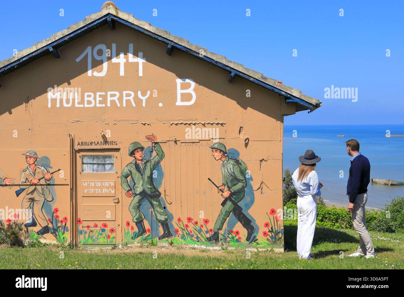 Frankreich, Calvados (14), Arromanches-les-Bains, Blick auf die Überreste des alten Fertighafens der Alliierten (Mulberry-Hafen) während der Landungen in der Normandie Stockfoto
