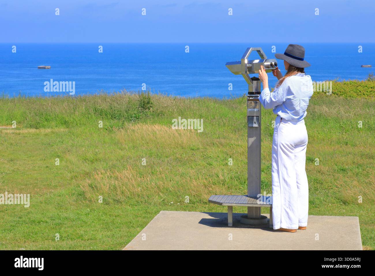 Frankreich, Calvados (14), Arromanches-les-Bains, D-Day Garden gewidmet den britischen Soldaten, die an den Landungen in der Normandie teilnahmen, Touristen mit bezahlten Ferngläsern Stockfoto