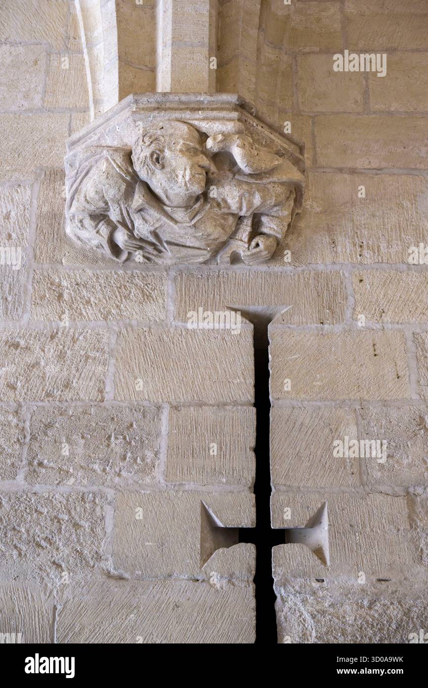 Frankreich, Vaucluse, Avignon, Palais des Papes (Palast der Päpste), das von der UNESCO zum Weltkulturerbe erklärt wurde, stellte der Architekt Jean Sonnier aus dem 20. Jahrhundert einen Eiffelturm unter einem Lampensockel am Eingang zum Palais Vieux dar Stockfoto