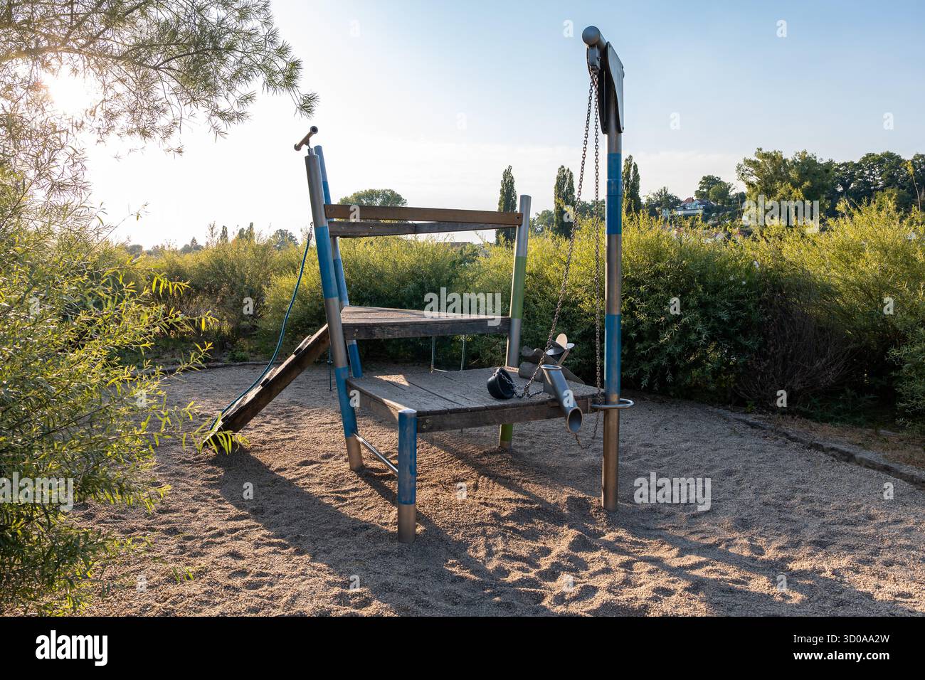 Spielplatz mit einem Klettergerüst auf einem Schotterboden. Leeres Freizeitobjekt in einem öffentlichen Bereich in Deutschland. Kinderfreundliches Gebäude aus Holz. Stockfoto