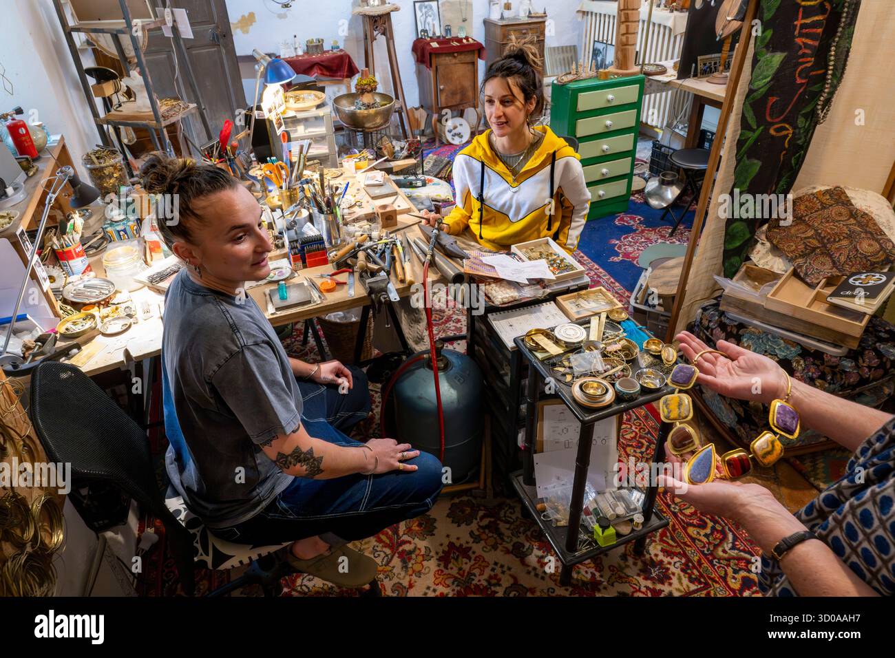 Frankreich, Vaucluse, Dentelles de Montmirail, Vaison la Romaine, die Oberstadt (mittelalterliche Stadt), Camille und Coline, Schmuckdesigner, in ihrer Werkstatt in der ehemaligen Kapelle der Weißen Pönitenten, heute Teil des Hotels du Beffroi Stockfoto