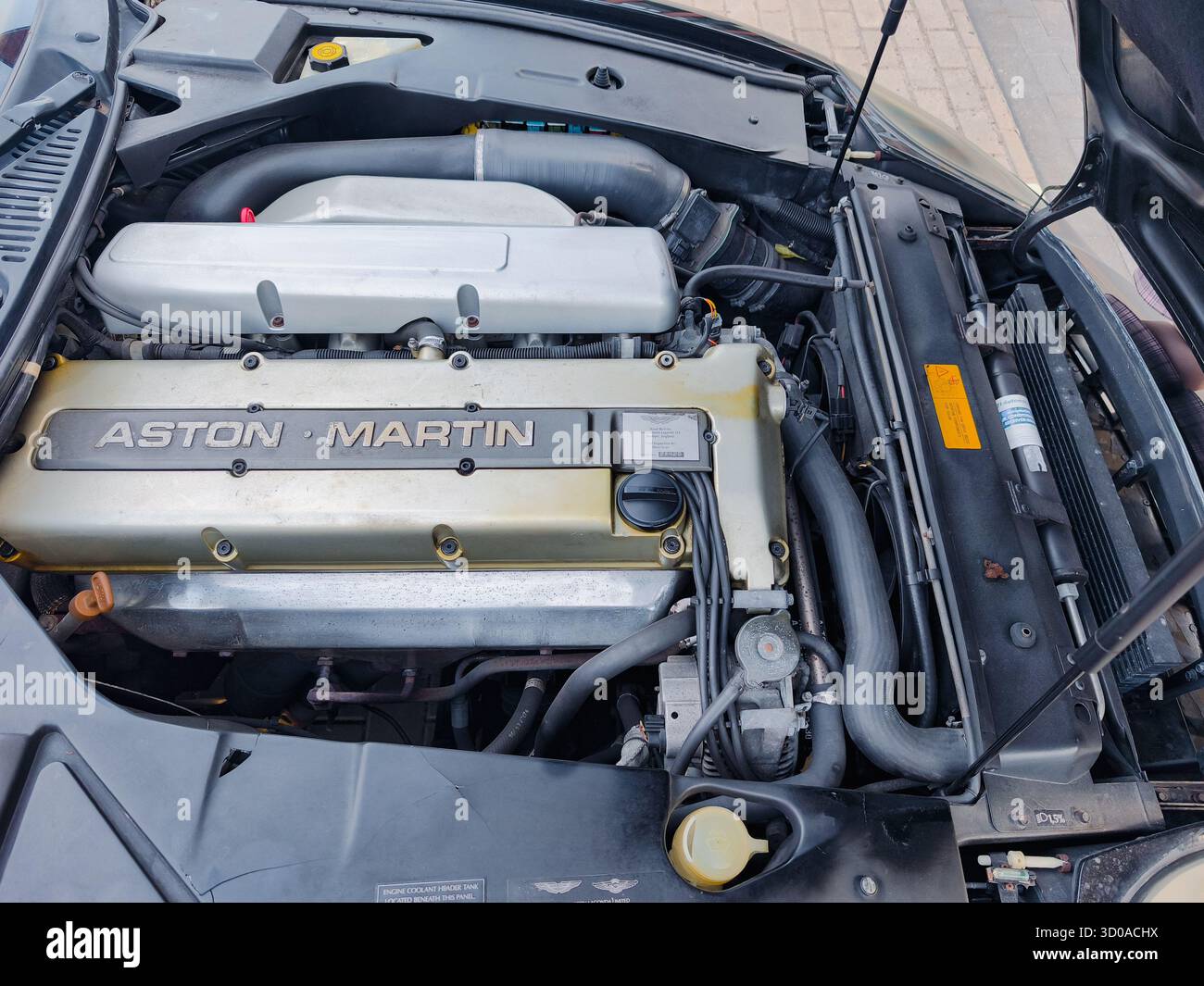 Vilnius, Litauen - 2025 17. 07.2017 - unter der Motorhaube von Aston Martin mit sichtbarem Logo und Motorkomponenten Stockfoto