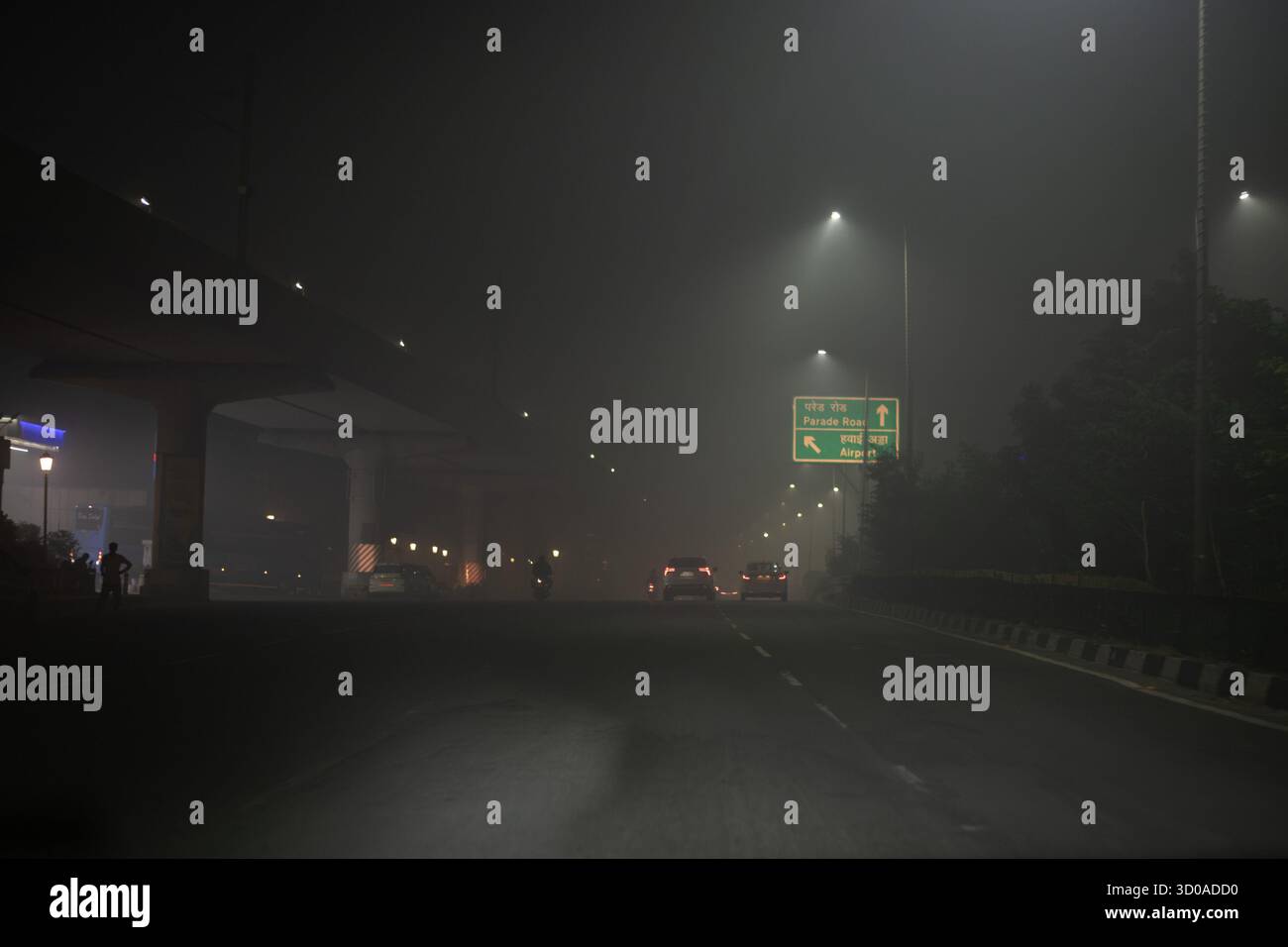 Gurgaon, Haryana, Indien. Oktober 2025. In der Nacht von Diwali bedecken dicke Schichten von Smog und Dunst den GURUGRAM EXPRESSWAY in DELHI, was die Sichtbarkeit verringert, während Feuerwerke die Luft füllen, trotz der Eindämmung der Verschmutzung. Die Feierlichkeiten, die von Licht und Ton geprägt sind, zeigen einmal mehr das fragile Gleichgewicht zwischen Festlichkeit und Umweltkrise in der Region der Nationalen Hauptstadt. (Kreditbild: © Shubhadeep Mukherjee/ZUMA Press Wire) NUR REDAKTIONELLE VERWENDUNG! Nicht für kommerzielle ZWECKE! Stockfoto