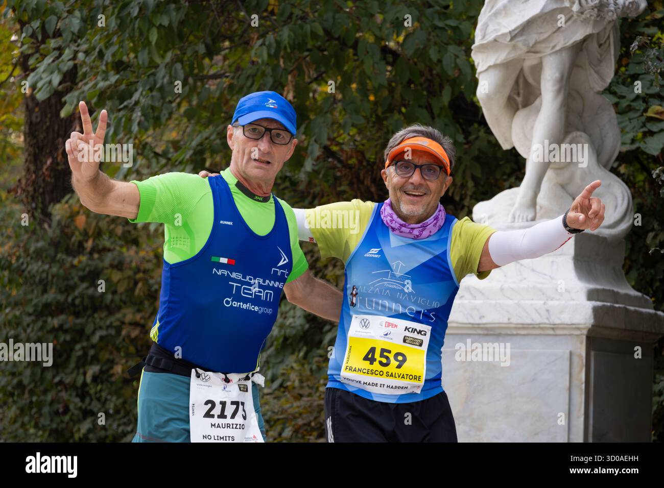 Zwei Senioren feiern den Marathon-Sieg im Herbstpark und verbreiten Freude, Positivität und Motivation durch Sport und aktiven Lebensstil. Stockfoto