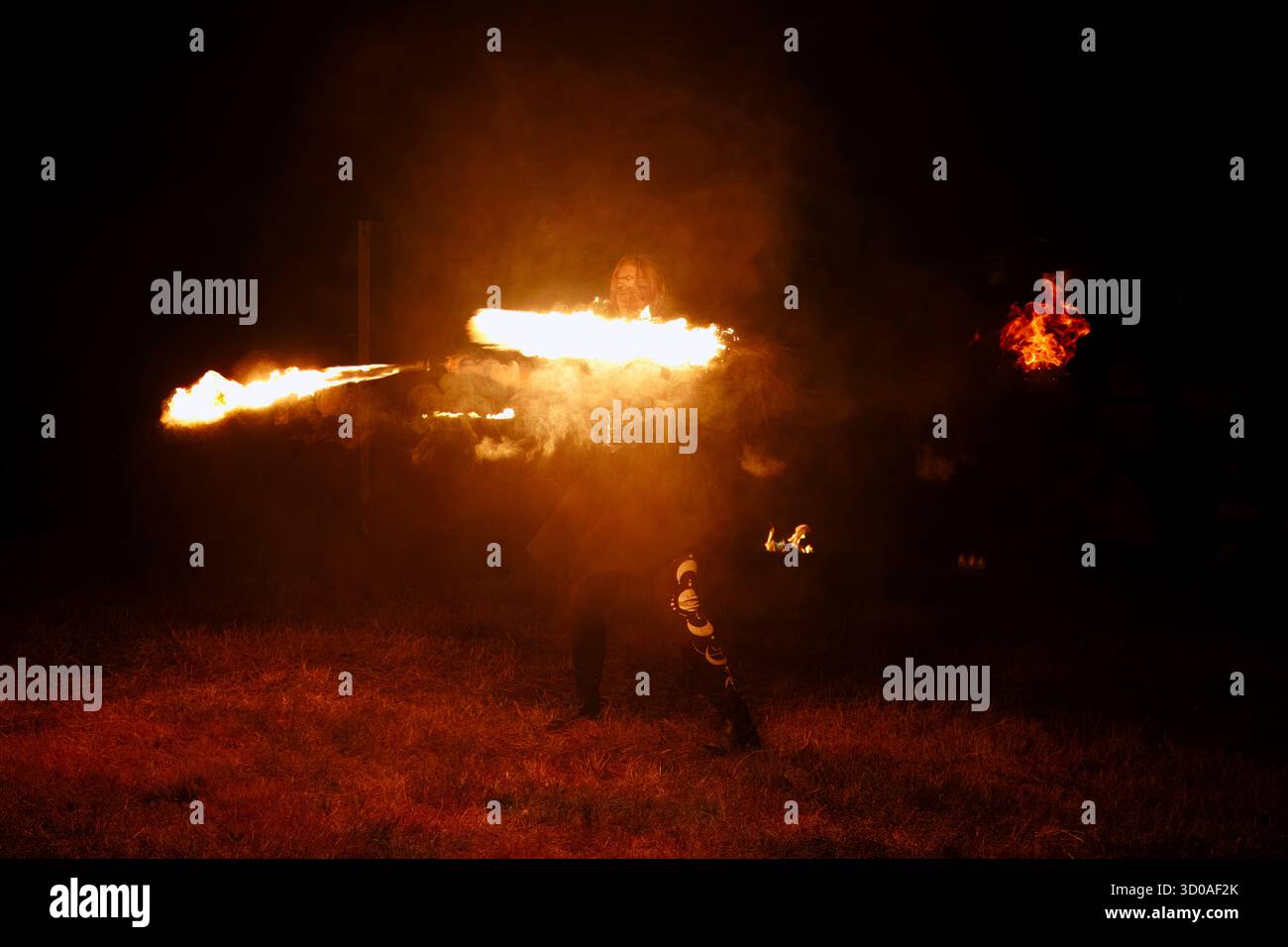 D'Arc Angels Fire Show beim Pangea in Love Festival, in der Nähe von Ernzen, Deutschland (Juli 2025) Stockfoto