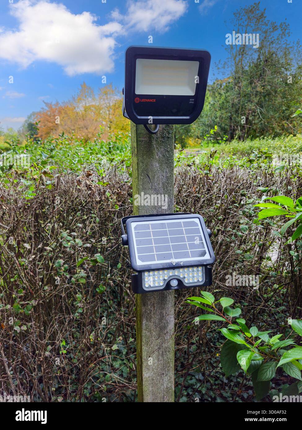 Ein Ledvance LED-Flutlicht 50 W 4000 K 5500 lm IP65 Schwarz mit Solarmodul, England, Großbritannien Stockfoto