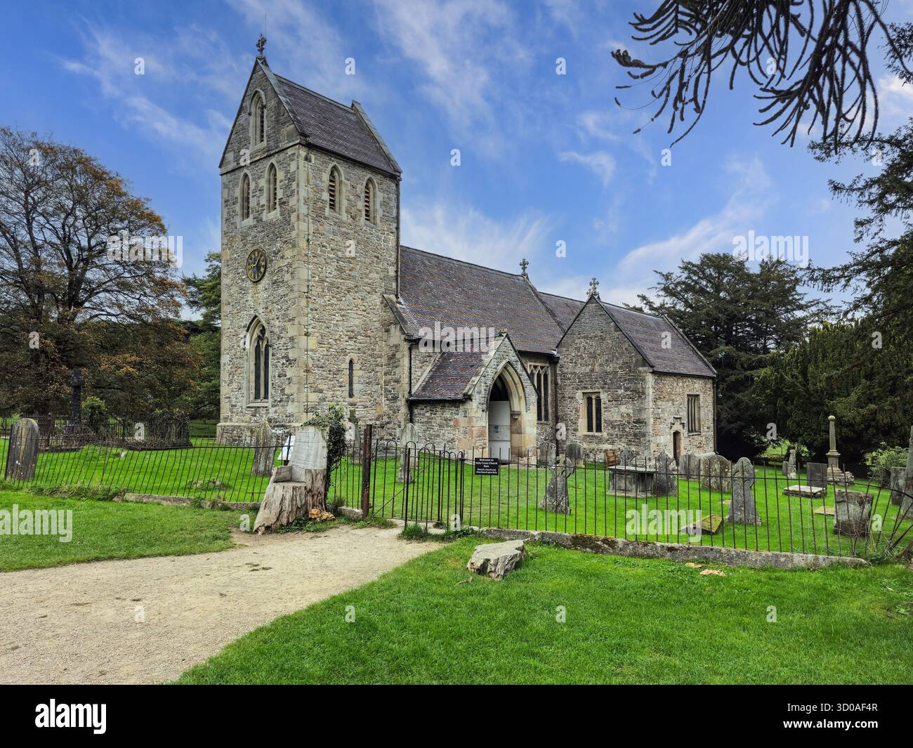 Kirche des Heiligen Kreuzes Ilam, Staffordshire, England, Vereinigtes Königreich - Smartphone-aufgenommenes Stockfoto