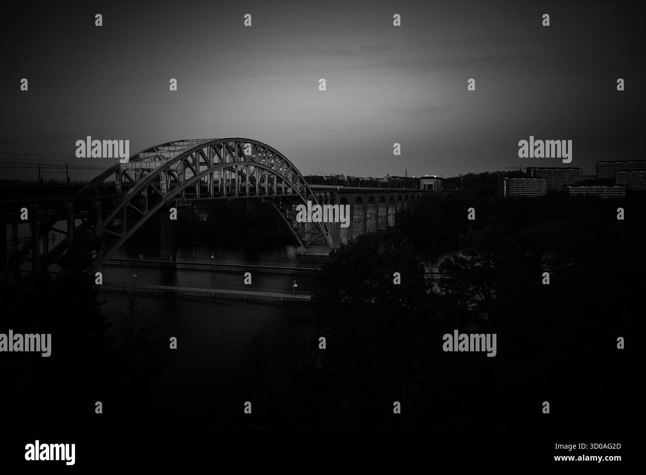 Eine Eisenbahnbrücke über den Fluss Stockfoto