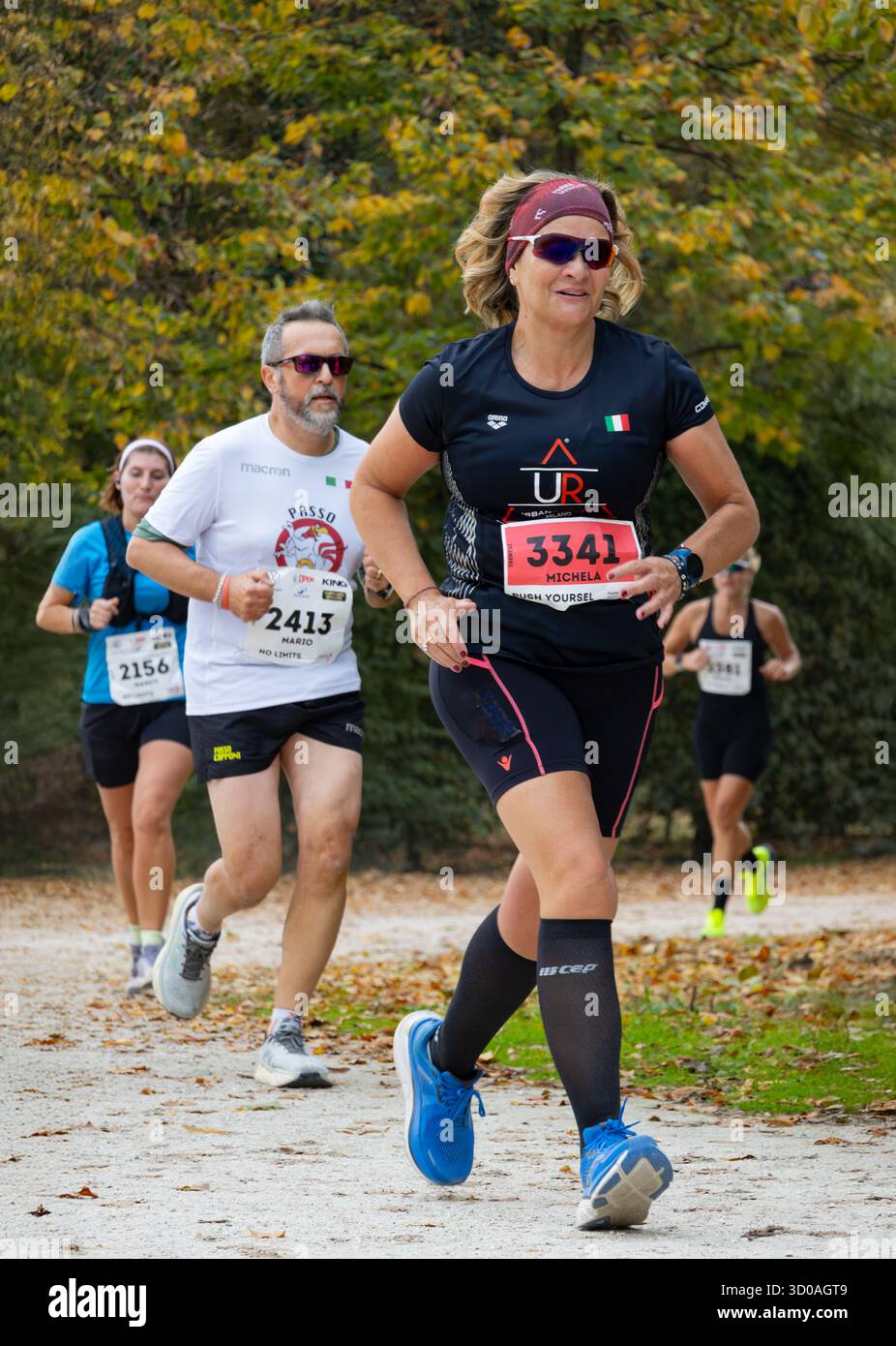 Sportlerinnen übertreffen männliche Läufer beim Marathon und beweisen damit Entschlossenheit Ausdauer Belastbarkeit und die wachsende Kraft von Frauen im Sport. Stockfoto