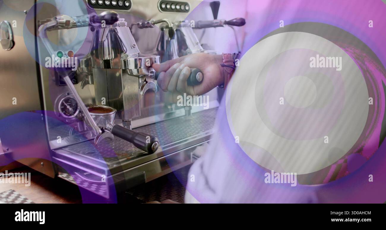 Espressomaschine, die der Barista Arm bedient, am Coffee Shop-Theke, mit Portafilter und Dampfdüse Stockfoto