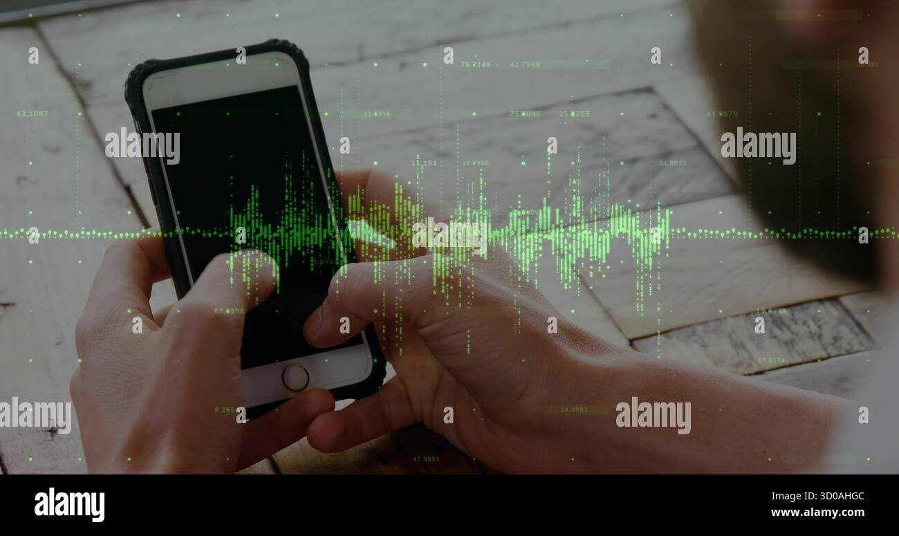 Mann mit kurzen Ärmeln, der den Telefonbildschirm am Holztisch ansieht, mit grüner Wellenform Stockfoto